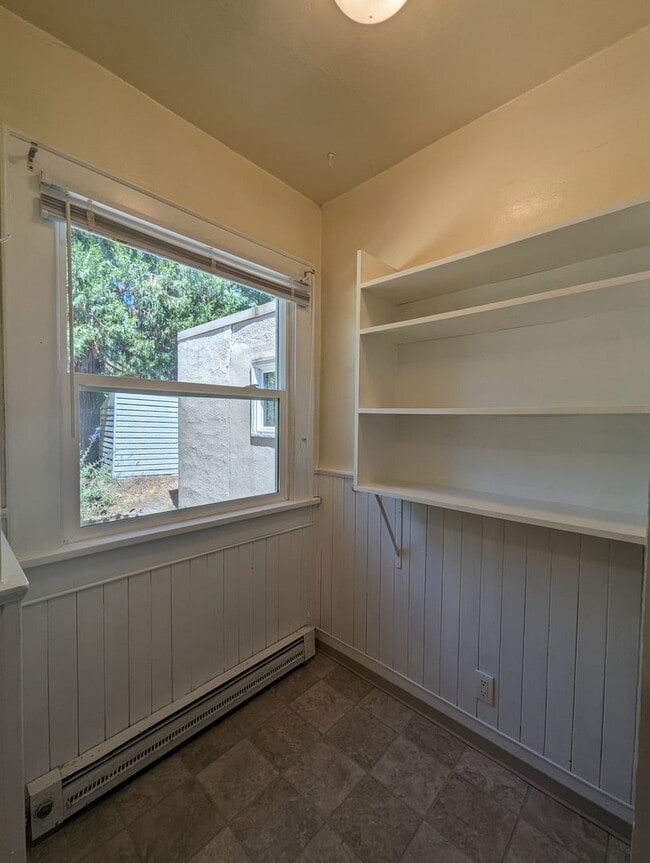 Building Photo - Nice 2 Bedroom, 1-Bath Bungalow Style Home!