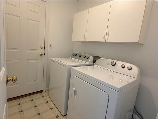 Building Photo - 611 Buttercup Dr