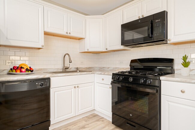 Building Photo - 6 E Briarwood Dr