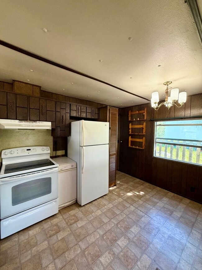 Building Photo - Cozy 3BR Home with Fenced Yard – Available Now!