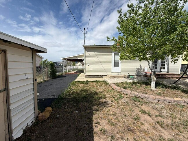 Building Photo - East Carbon House