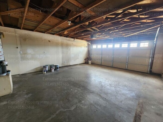 Building Photo - 4 bedroom 2 bath great location.
