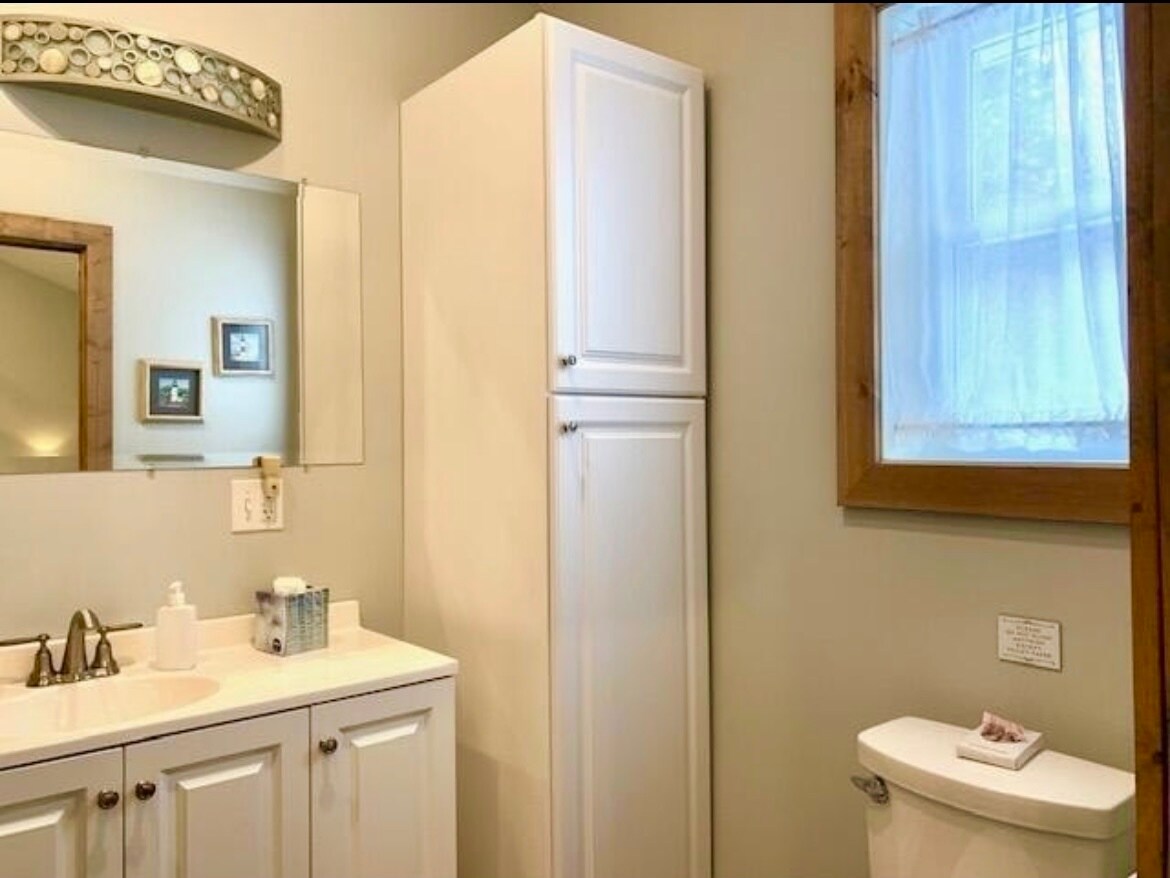 Queen bedroom bathroom - 6023 Barnhart Rd