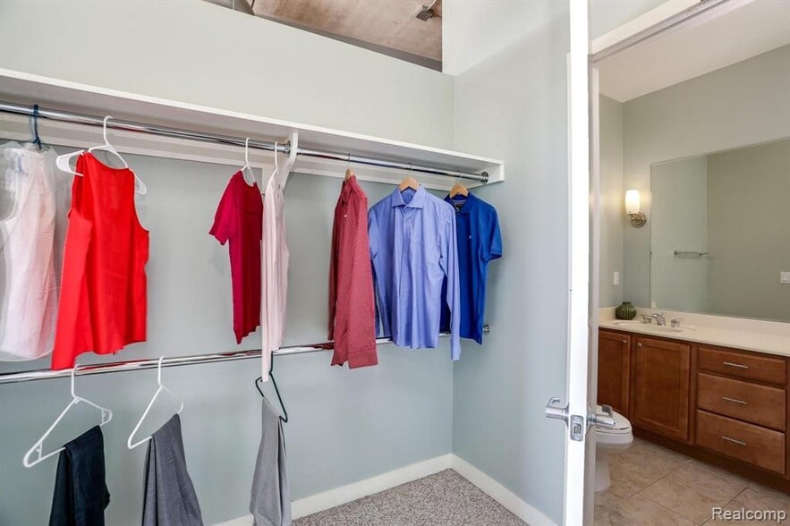 Building Photo - 350 N Main St