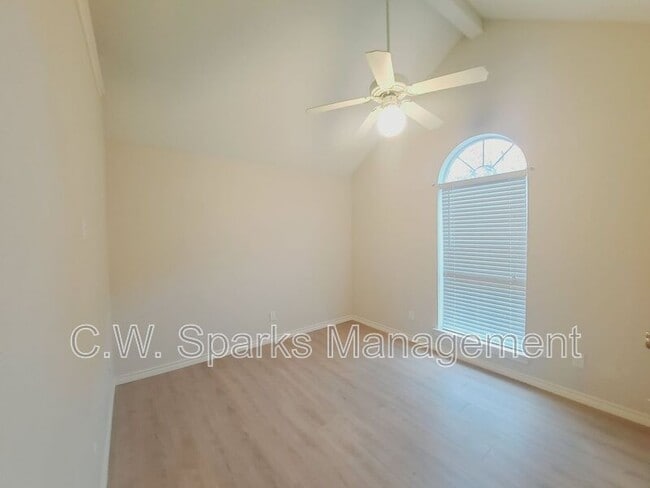 Building Photo - 902 Sunpoint Cir