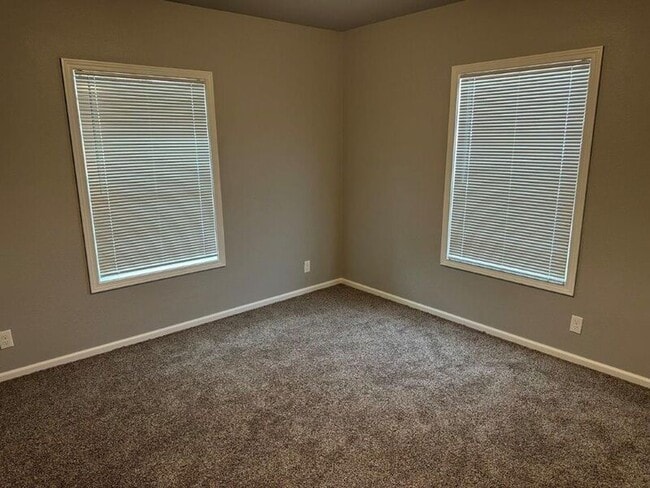 Building Photo - 350 Wilkie St