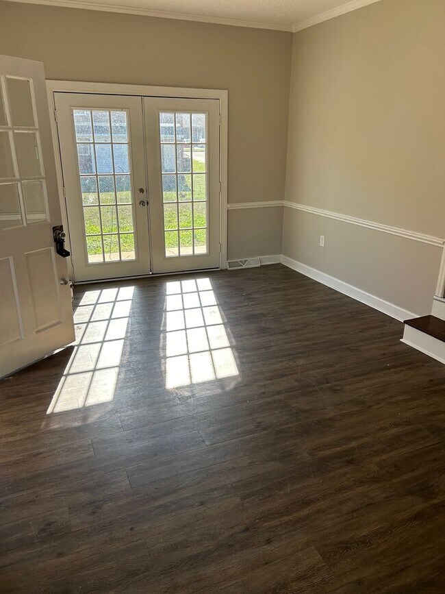 Building Photo - Spacious 3 bedroom 3 bath home for rent