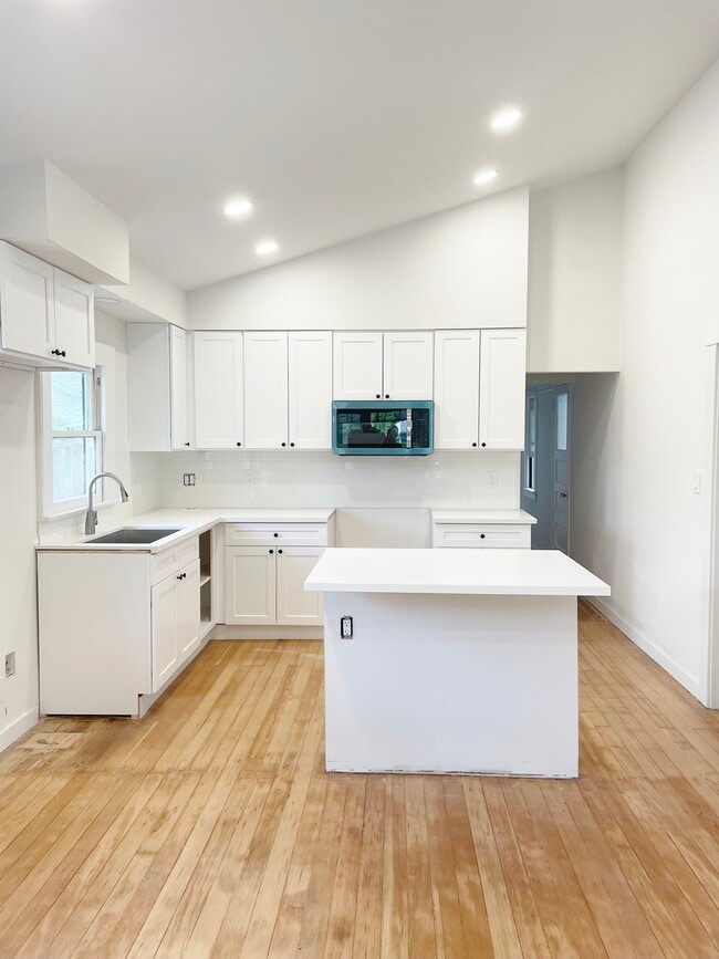 Building Photo - 155 S Grand Oaks Ave