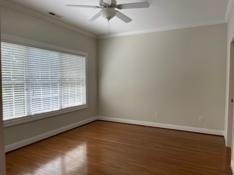 Building Photo - 144 Saint James Pl