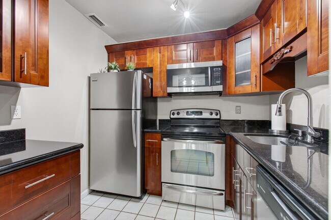 Building Photo - 170 Cypress Club Dr