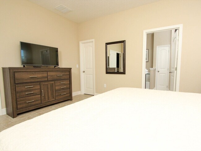 Building Photo - 2800 Woodridge Ln SW