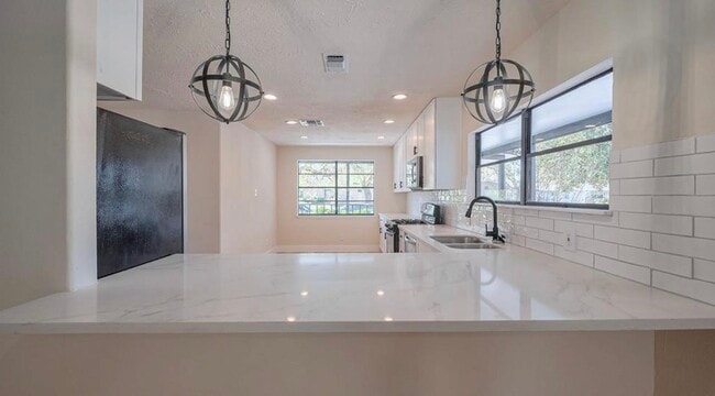 Building Photo - 5502 Hewitt Dr