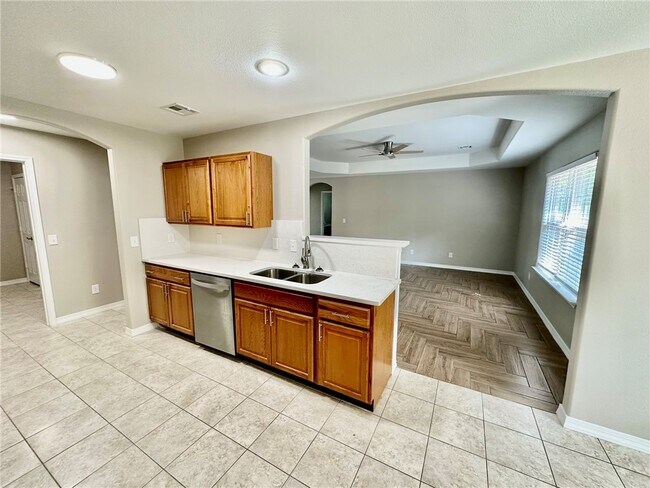 Building Photo - 6 Roessler Ln