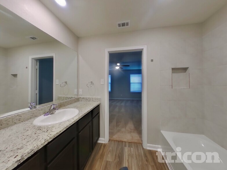 Building Photo - 11031 Chatham Ct