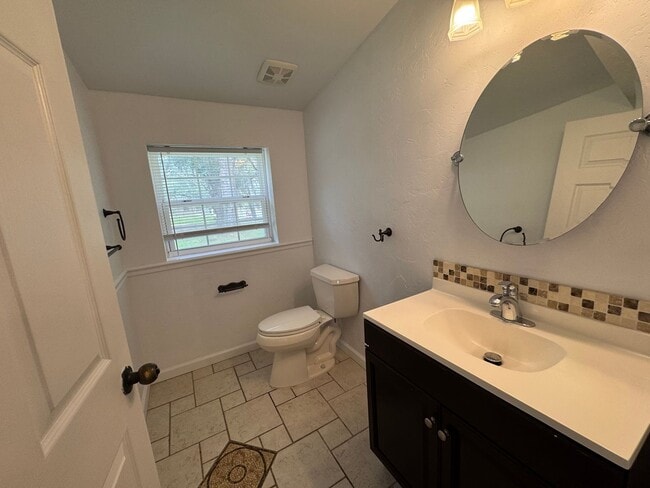 Building Photo - GORGEOUS! 5 Bedroom, 3 Bathroom Home in Deland!