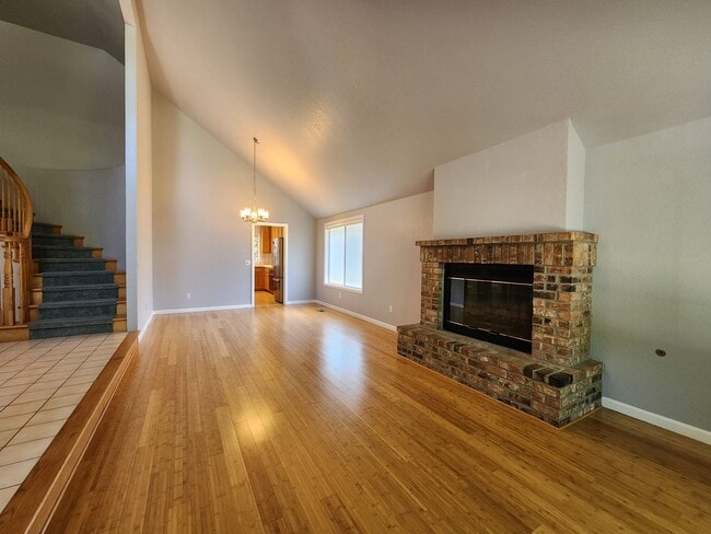 Building Photo - Spacious 4 Bed / 3 Bath Windsor Home