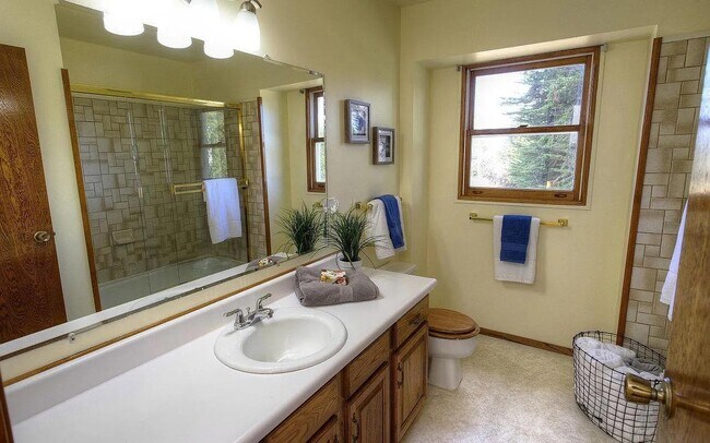 Building Photo - 1004 Acacia St