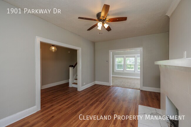 Building Photo - Updated Cleveland Hts. Colonial