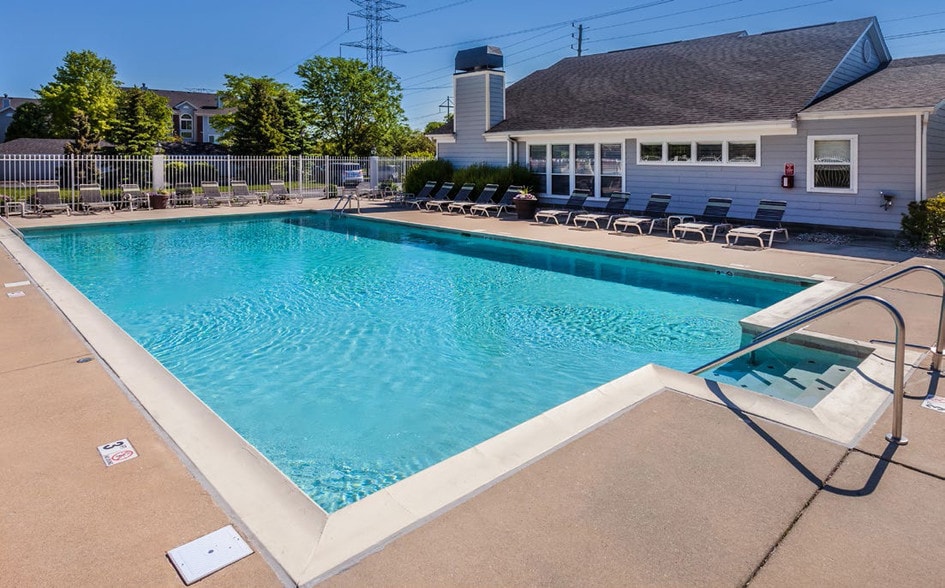 Sparkling pool - Eagle Chase