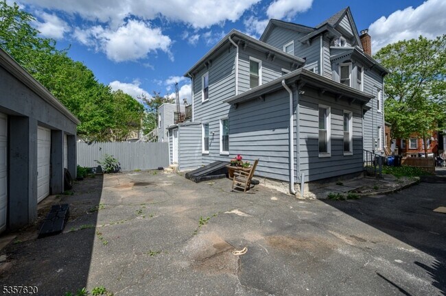 Building Photo - 257 S 8th St