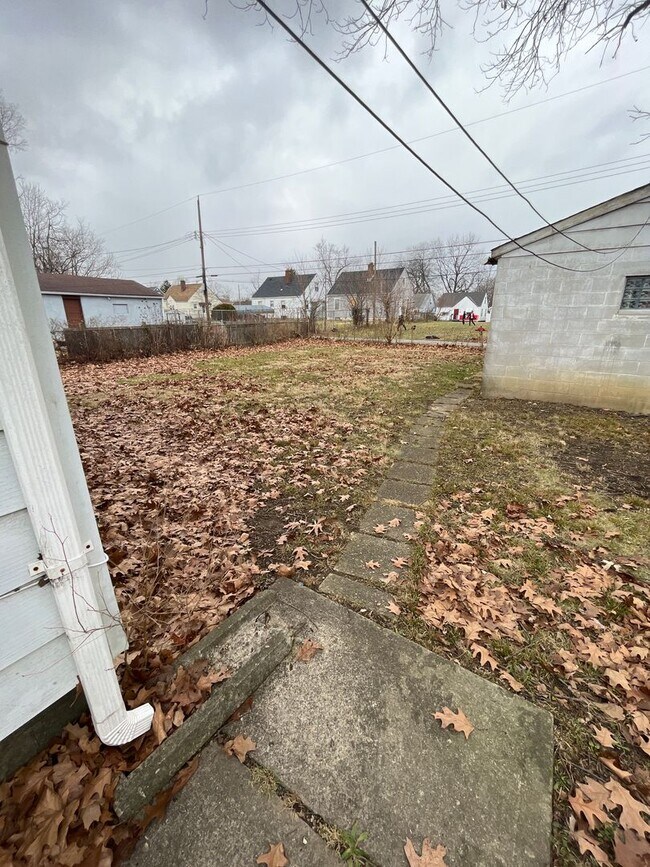 Building Photo - 3 Bedroom 1 Bathroom Single Family Home with yard