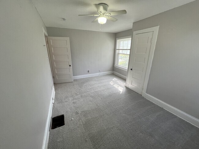 Building Photo - 3850 E 62nd St