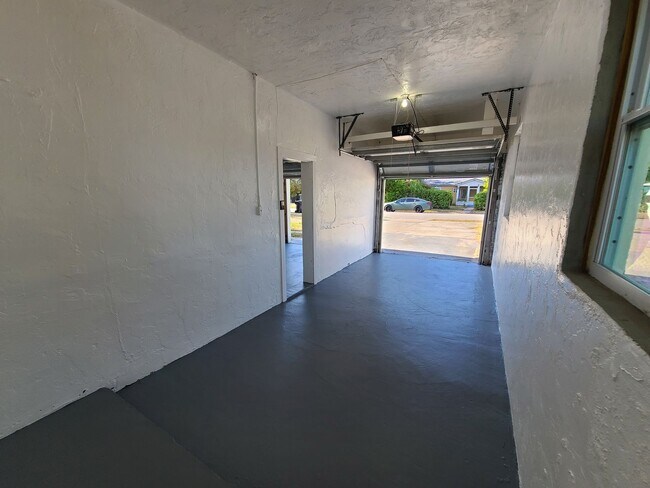 Building Photo - Stunning Corner-Lot Rental: 4BR/2BA with Courtyard