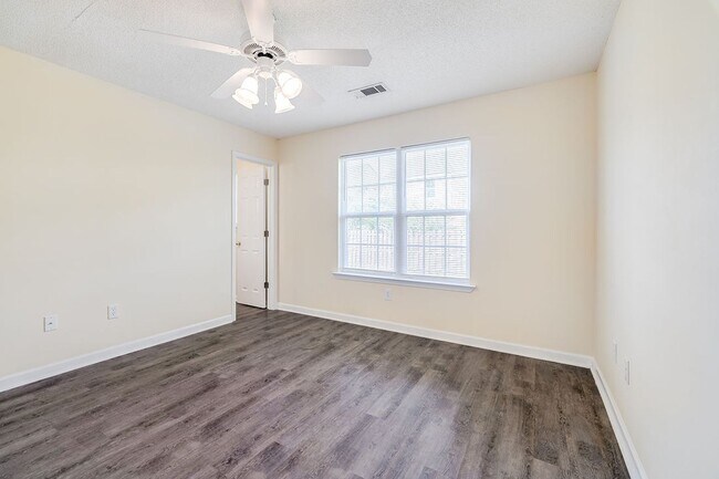 Building Photo - Move-In Ready 3-Bedroom Home with Fenced Backyard in Guyton!