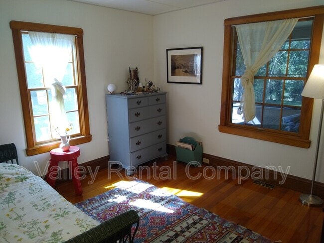 Building Photo - 323 Pelham Rd