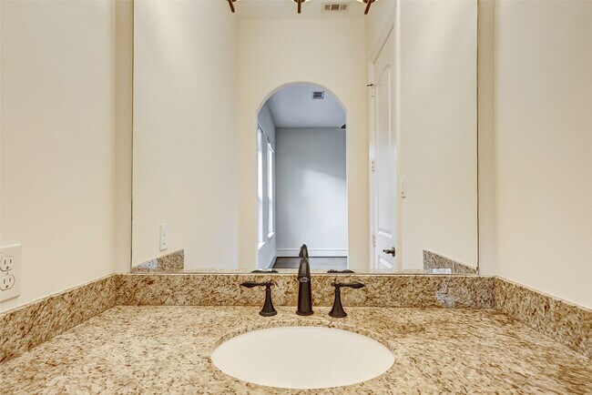 Building Photo - 5710 Darling St