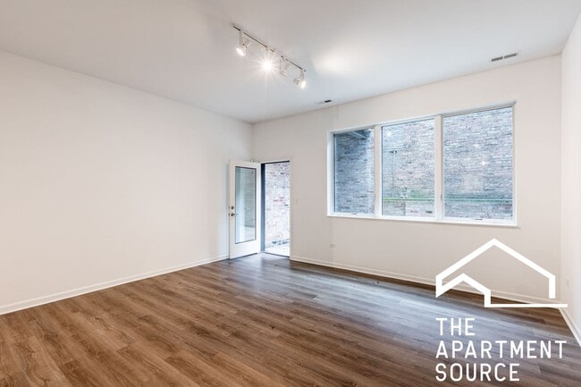 Building Photo - Spacious South Loop 2Bed/2Bath feat. Updated Kitchen & Large Patio!