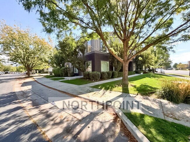 Building Photo - Summerlane Townhome - 2 Bed 1 Bath - HOA P...