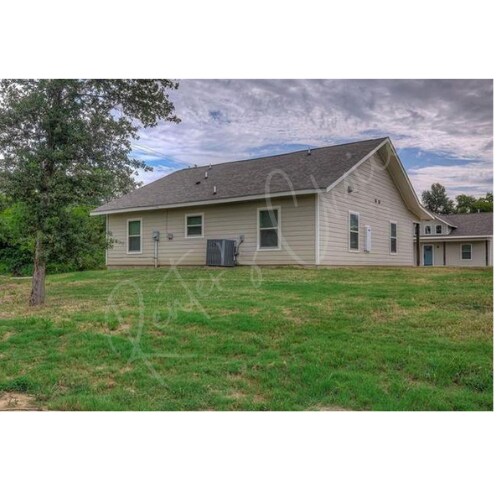 Building Photo - 709 Maple St