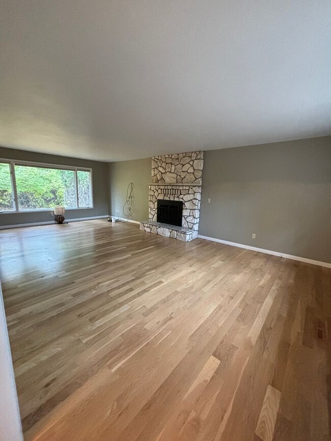 Building Photo - Spacious 4BR, 2.5BA home on 1.3 acres in O...