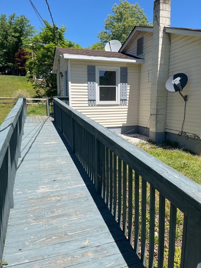 Building Photo - 2 BR 1 BA House in Buchanan VA