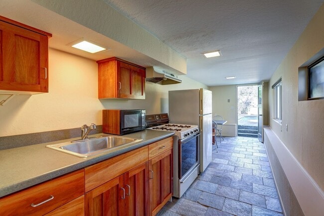 Building Photo - FIVE BEDROOM THREE-AND-A-HALF BATH HOME WI...