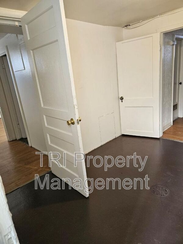 Building Photo - 2204 1/2 9th St