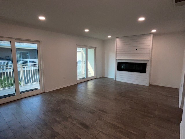 Building Photo - 8811 Bay Pointe Dr