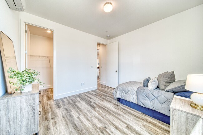 Building Photo - D62