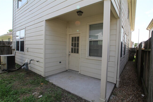 Building Photo - 814 Forest Thicket Ln