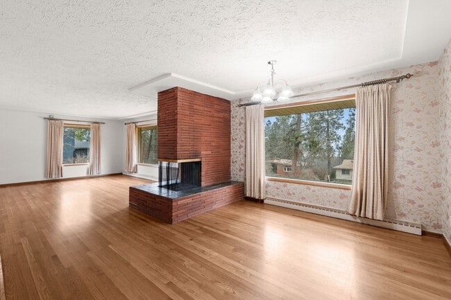 Building Photo - 5 Bed 2 Bath Spacious 3200 sq/ft Lower South Hill brick rancher property