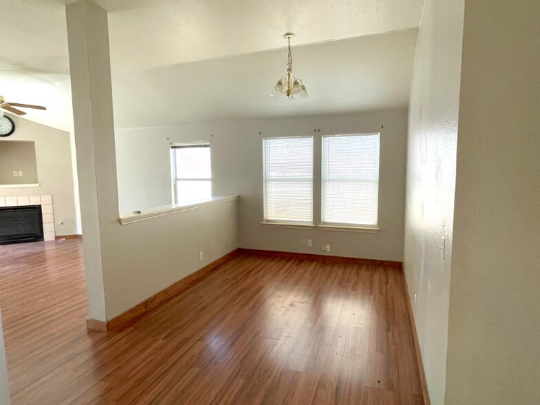 Building Photo - 218 Sunshadow Dr