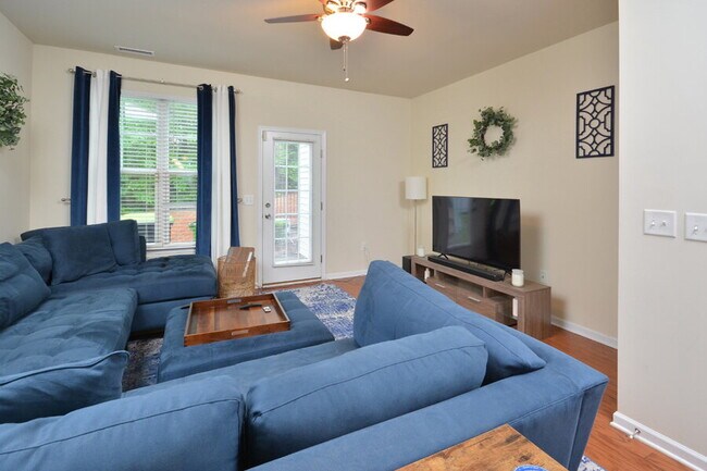 Building Photo - Modern 2BR/2.5BA Townhome in Stratford Lakes – Minutes to Southpoint & Downtown Durham!