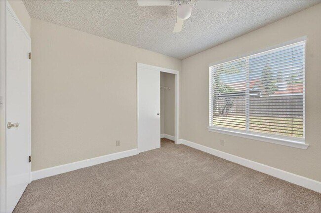 Building Photo - Nicely Remodeled North Fresno 3/2