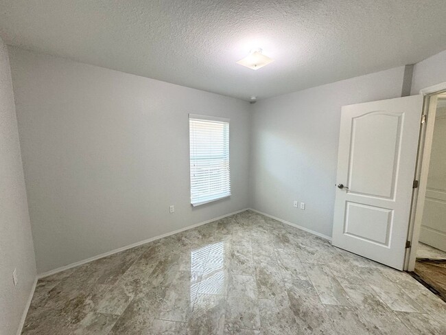 Building Photo - 4 Bedroom 2 Bath - Gated Community - Move ...