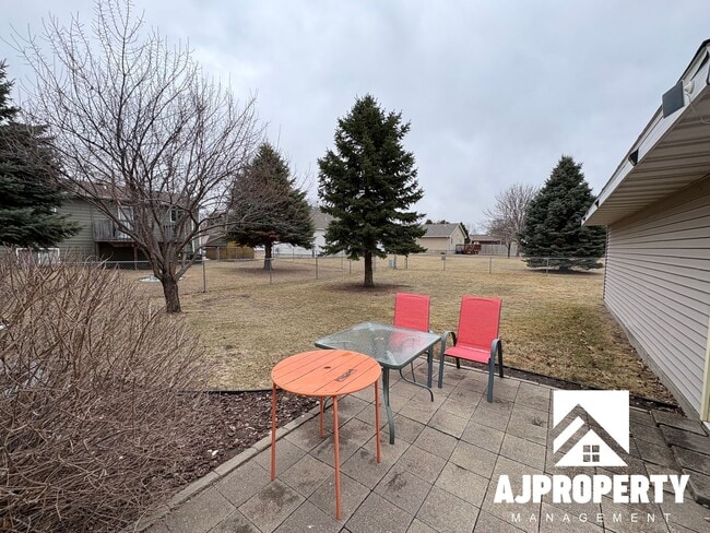 Building Photo - 809 E Presentation St