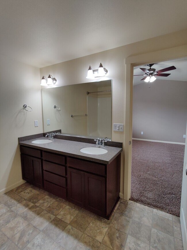 Building Photo - Great West Richland Location