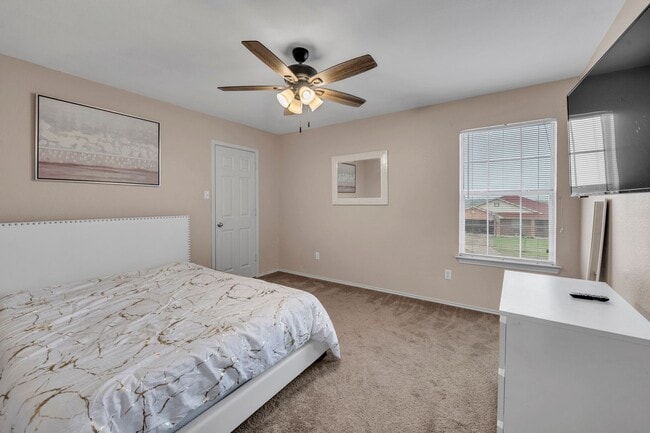 Building Photo - Spacious home on Montrose