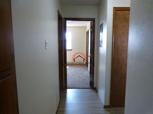 Building Photo - Spacious 2 bedrooms 1 bathroom Apartment.
