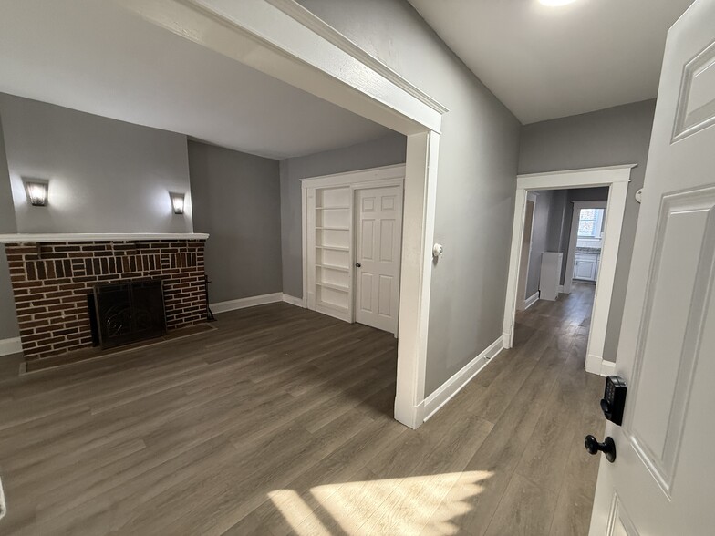 living room with adjacent hallway to dining room and kitchen - 606 N Woodington Rd